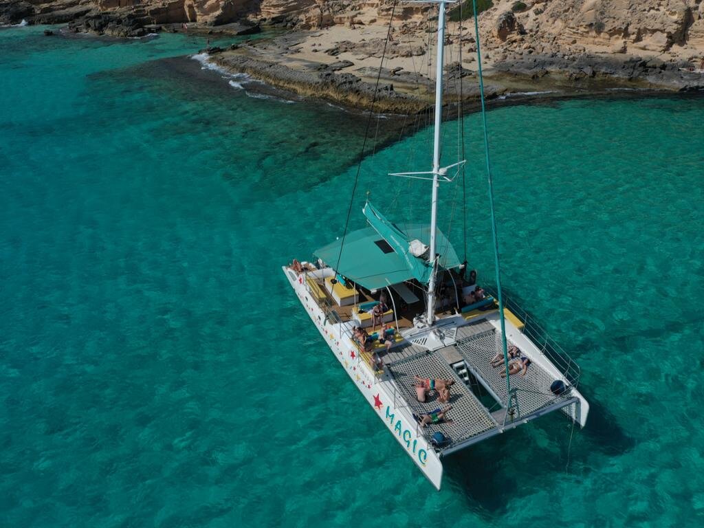 Catamarán en las calas de Formentera